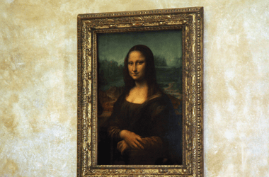 Festményt akasztott a Mona Lisa mellé két férfi
