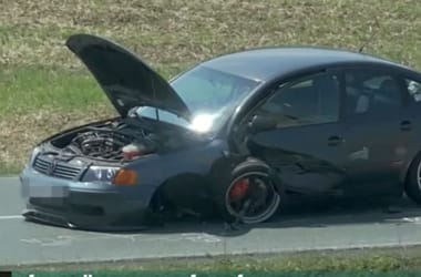 Rossz döntésből baleset: menet közben állította le a motort, a kormányzár azonnal blokkolt