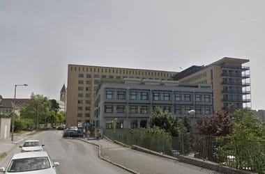 Háromszor elájult a beteg a bántalmazástól: fejbe rúgták, leköpték az ittas pácienst a pécsi klinikán