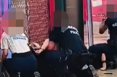 Rendőrök bántalmazhattak egy nőt egy budapesti plázában