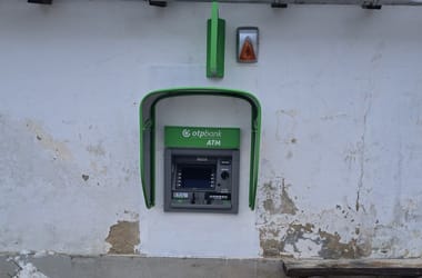 „Nagyon jó, hogy lesz a faluban bankautomata, most már csak kellene egy olyan bankkártya, amin van pénz”