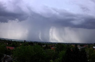 Videó: látványos légzuhatagokkal csapott le a vihar a Balatonra