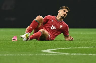 Ezért cserélte le Pedro Neto a lyukas cipőjét egy másik lyukas cipőre a portugál-spanyol meccsen