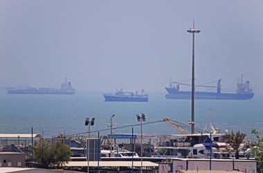 40 tankerhajó várakozik, 80 millió hordó kőolaj nem tud kijutni a Perzsa-öbölből