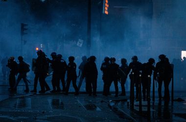 Újabb tiltakozások Franciaországban, a hatóságok zavargásoktól, a boltosok fosztogatásoktól tartanak
