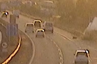 Nem vette be a kanyart, egyenesen a szalagkorlátnak rohant egy kamion az M1-esen – videó Kép