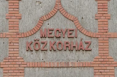 „Nem ivóvíz! Újszülöttek fürdetésére sem használható!” – megint nincs iható csapvíz a székesfehérvári szülészeten
