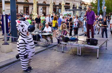 Hiába ment le a Pride, Hadházy Ákos ma is tüntet a Ferenciek terén
