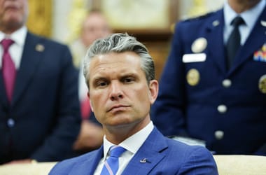 Pete Hegseth meglátogatott egy hadihajót, és kiakadt a szakállas tengerészeken