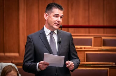 Novák Előd: Kifizetem a szivárványos rongyok eltávolításáért járó bírságot