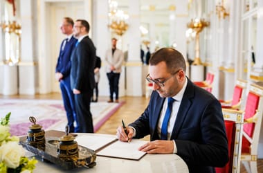 Bögre, kulcstartó, beszélgetés: a Szuverenitásvédelmi Hivatal újabb százmilliókat költ kommunikációra Balásy Gyula cégeinél