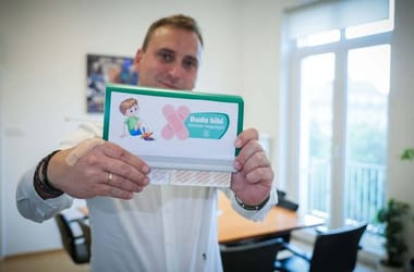 Sebtapaszadagolókat helyeztek ki a játszóterekre a II. kerületben