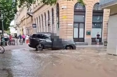 Csőtörés miatt ismét beszakadt az út egy autó alatt Debrecenben - videó