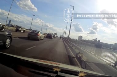 Videón, ahogy a rendőrök visszarántanak egy férfit, aki a Pe