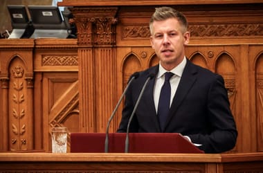 Magyar Péter elmondta, milyen köztársasági elnököt akar – élőben a parlamentből