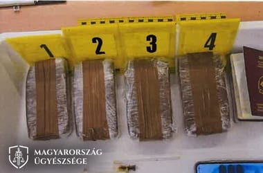 Menetrend szerinti buszon, 1,2 kilogramm heroinnal a testére kötve bukott le egy macedón férfi a magyar határon