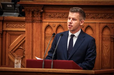 Magyar Péter a parlamentben: A Fidesz-kormány hitelt adott a haveri cégeknek az állami vagyon kijátszására – élő