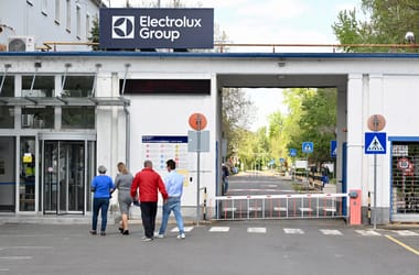 Ötvenen még egy évig maradhatnak a jászberényi Electrolux-gyárban, ahonnan hatszáz embert kell elbocsátani a bezárás miatt
