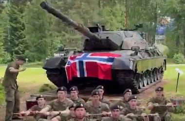 A norvég hadsereg még a vadászgépeken is a válogatottnak szurkol, a brit hadsereg Oasisszel válaszolt