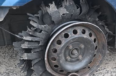 Balesetezett, aludt egyet, majd ellopott egy másik autót a tolnai sofőr, hogy azt is összetörje