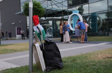 Kisebb csoport tiltakozott a köztévé elsötétítése miatt az MTVA székháza előtt