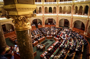 Magyar Péter nélkül ül össze a parlament