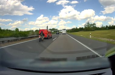 Videó: hatalmasat esett a motoros az M7-esen, a mögötte érkező motoros majdnem elütötte, de meg sem állt