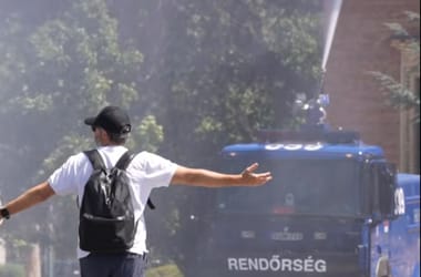 Videó: vízágyút vetett be a rendőrség a Hősök terén a hőség ellen