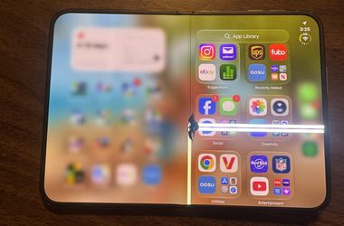 „Három órája az enyém a telefon” – nagy a baj az iPhone Duo kijelzőjével, sorra jönnek a panaszok