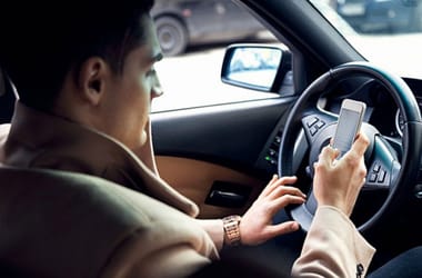 310 ezer forintos bírság is járhat vezetés közbeni mobilozásért