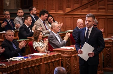 Standard-kommentár: Forradalminak tűnhet a Tisztítótűz, de Magyar Péter éles retorikája ellenére sem viselkedik forradalmár vezérként