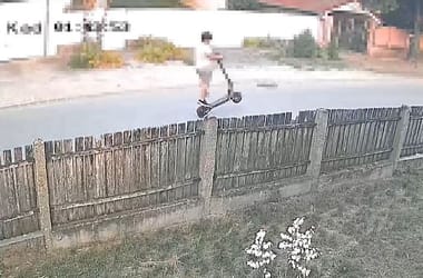 Életveszélyesen megsérült egy fiatal rolleres – a rendőrség figyelmeztetésként tett közzé róla a videót