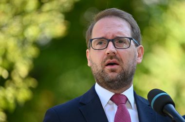 A régi hatalom állított meg egy reformpárti politikust – a temesvári polgármester története a Deutsche Wellében