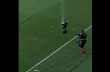 Meccs közben zuhant a debreceni stadion pályájára 