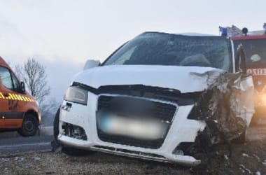 Frontálisan ütközött egy autó, mert a sofőr a mobi