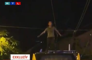 Videón a táncoló férfi, akit órákig tartott leszedni a 4-es 6-os villamos tetejéről