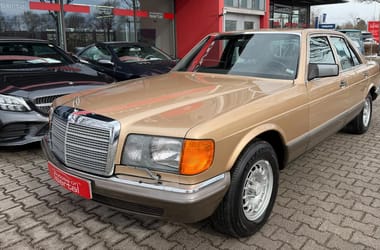 V8 és barna velúr: a 80-as évekbe repít vissza ez az alig használt Mercedes S-osztály