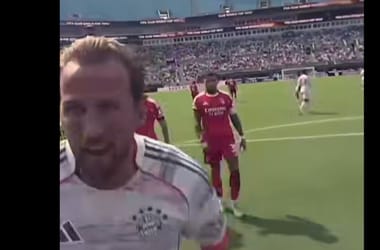 Ilyet se láttunk még: a bíró testkamerája rögzítette, hogyan esnek neki a Bayern reklamáló játékosai