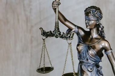 Ab: A bíróságok saját működésük nyilvánosságát sem korlátozhatják szubjektív szempontok szerint