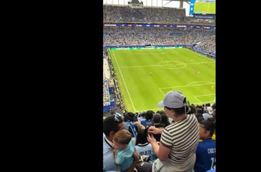 Videón, ahogy a lehető legrosszabb pillanatban került elő egy jegygyűrű az uruguayi szurkolók padján