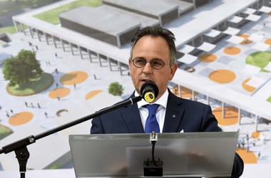 Legalább 150 millió forint kenőpénz elfogadásával gyanúsították meg Bús Balázst