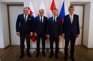 Rövid tárgyalást folytatott Magyar Péter és Robert Fico a brüsszeli csúcs előtt