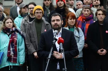 Jámbor András: A rendőrség megtiltotta, hogy Karácsonyt a Nemzeti Nyomozó Iroda épületéig kísérjék a tüntetők