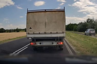 Nem bírt várni: kerékpárúton nyitott új sávot egy Matiz Szombathelynél – videó