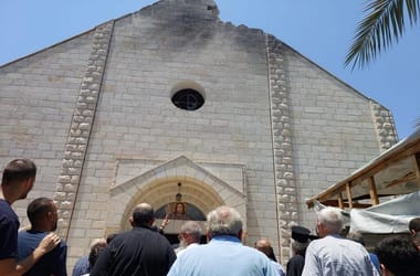 Netanjahu telefonon beszélt a pápával, miután bombatalálat érte a gázai katolikus templomot
