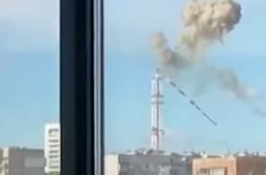 Videón, ahogy rakétacsapás után összedől a harkivi tévétorony