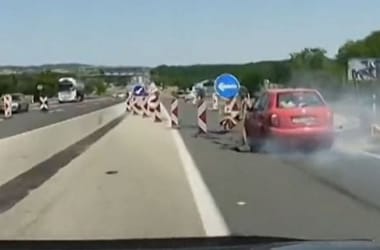 Hiába volt jól kitáblázva, lerombolta a terelést egy Skoda az M3-ason