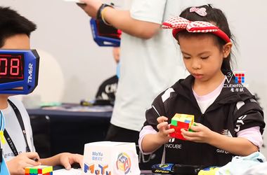 Egy hatéves kínai kislány megdöntötte a Rubik-kocka kirakás rekordját