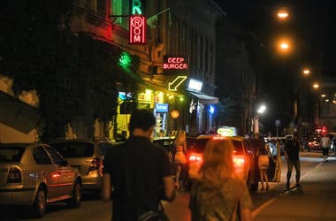 Kevés a rendőr, ezért biztonsági őröket vezényel a Klauzál tér környékére a VII. kerületi önkormányzat