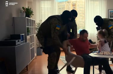 Mesterséges intelligencia által generált videót terjeszt a Harcosok Klubja arról, hogy ukrán katonák egy apát rángatnak el a családja mellől, majd halálra verik